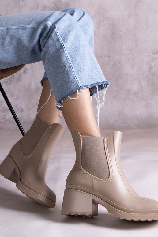 Bottes en caoutchouc beige à talon... Bottes en caoutchouc beige à talon...