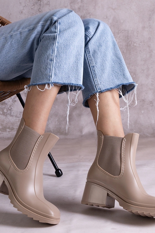 Bottes en caoutchouc beige à talon... Bottes en caoutchouc beige à talon...