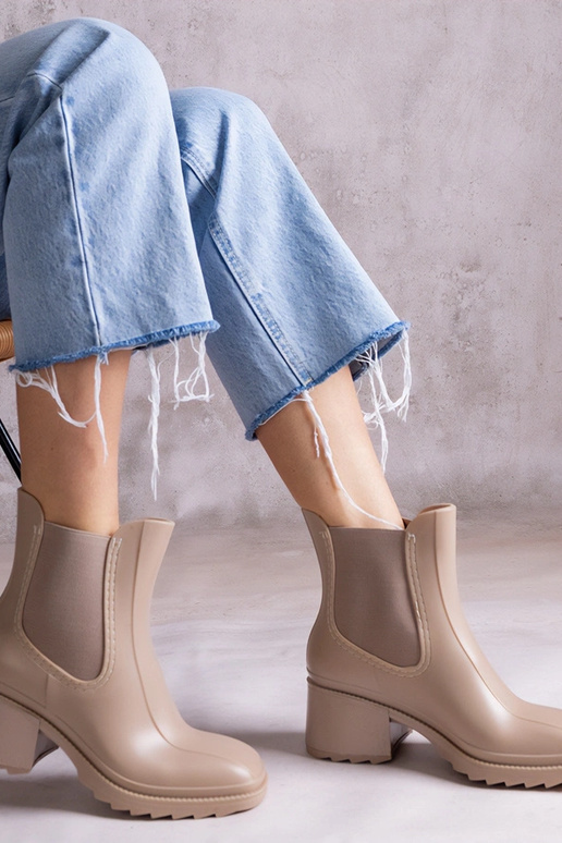 Bottes en caoutchouc beige à talon... Bottes en caoutchouc beige à talon...