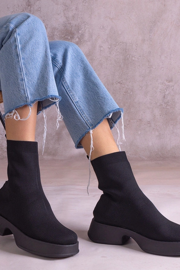 Bottines noires à tige... 2