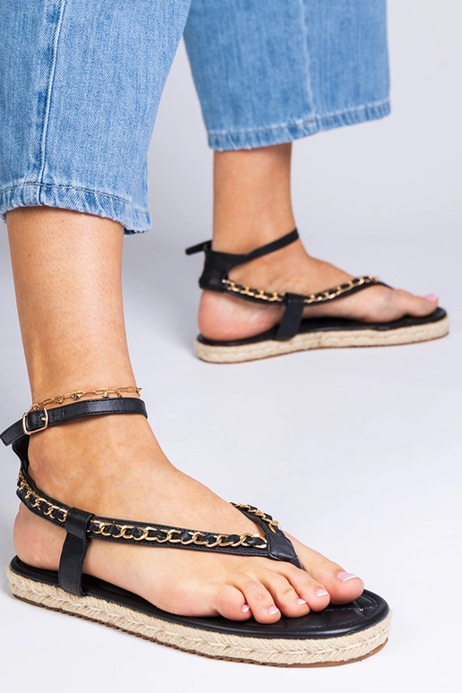 Sandales noires ornées de chaînes... Sandales noires ornées de chaînes...