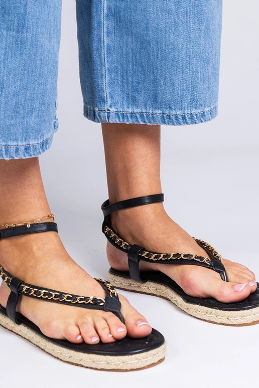 Sandales noires ornées de chaînes... Sandales noires ornées de chaînes...