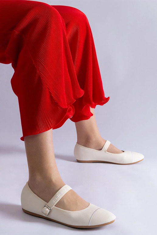 Ballerines blanches avec finition...