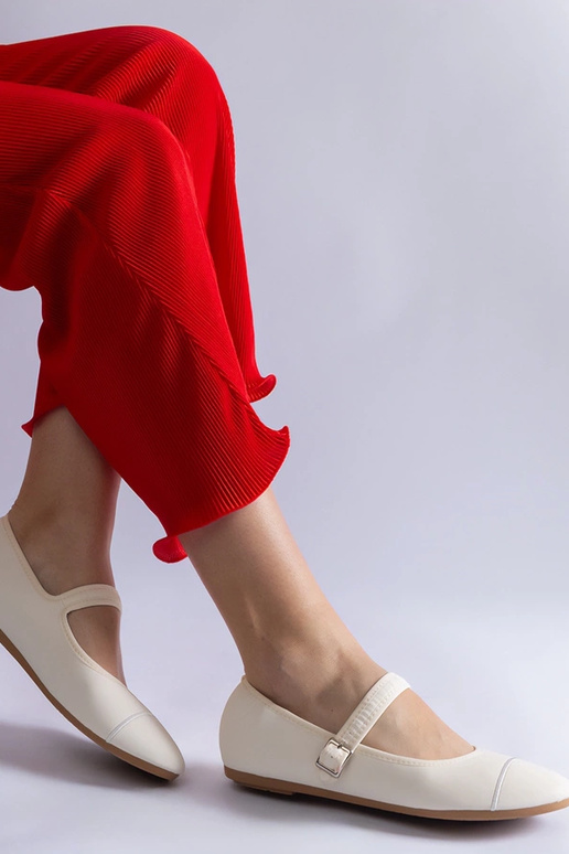 Ballerines blanches avec finition...