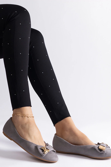 Ballerines grises ornées d'un noeud et d'une broche Esdras