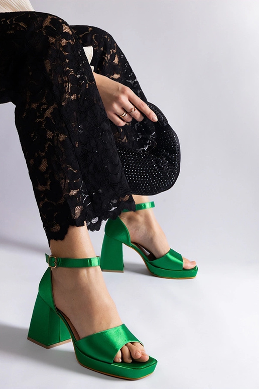 Sandales à talons épais en satin vert... Sandales à talons épais en satin vert...