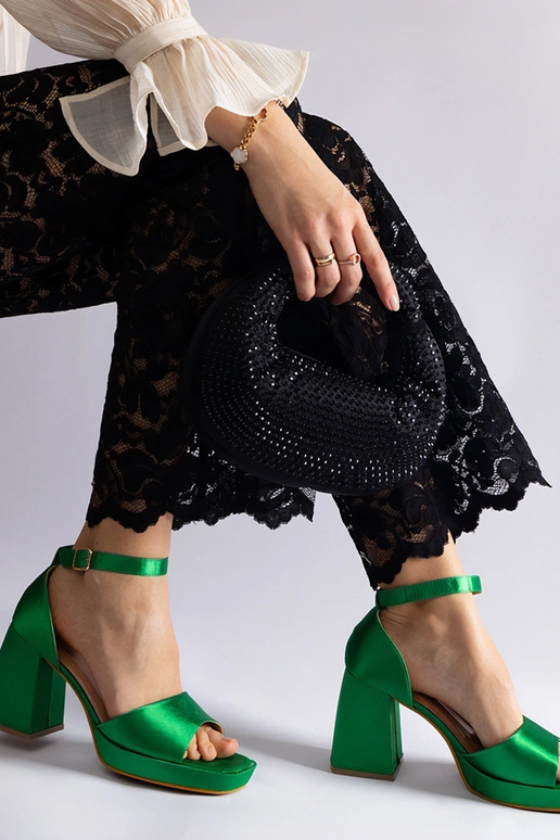 Sandales à talons épais en satin vert... Sandales à talons épais en satin vert...