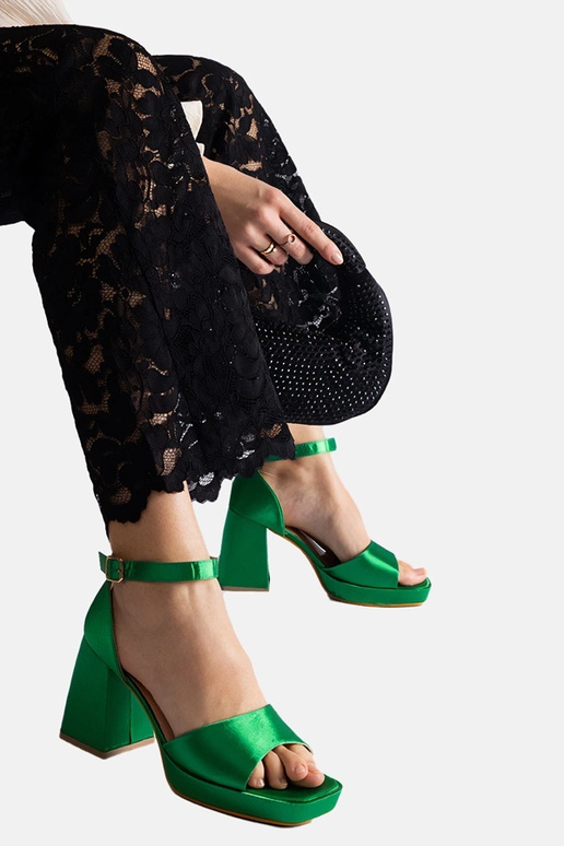 Sandales à talons épais en satin vert... Sandales à talons épais en satin vert...