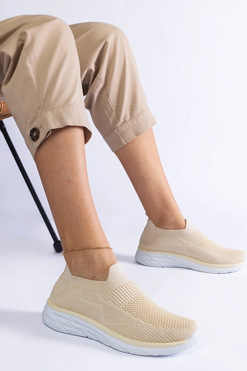 Baskets beiges à enfiler...