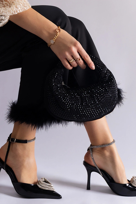 Escarpins noirs à talon ouvert ornés...