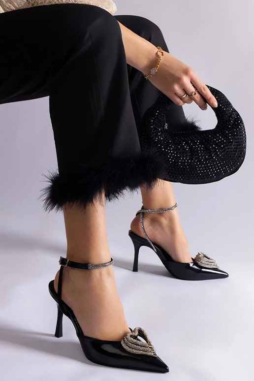 Escarpins noirs à talon ouvert ornés...