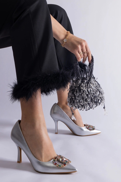 Escarpins argentés ornés de zircons...