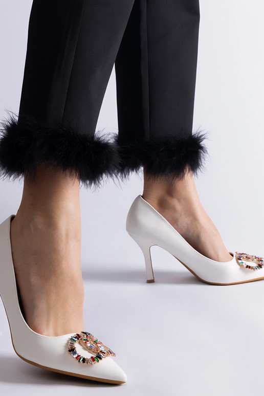 Escarpins blancs décorés de zircons...