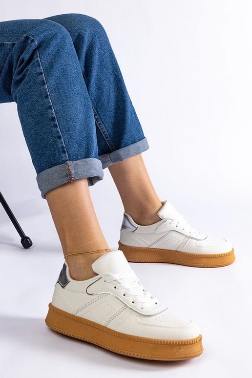 Baskets à lacets blanches sur la...