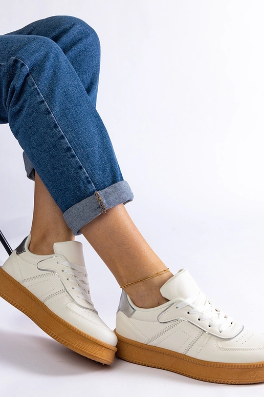 Baskets à lacets blanches sur la...