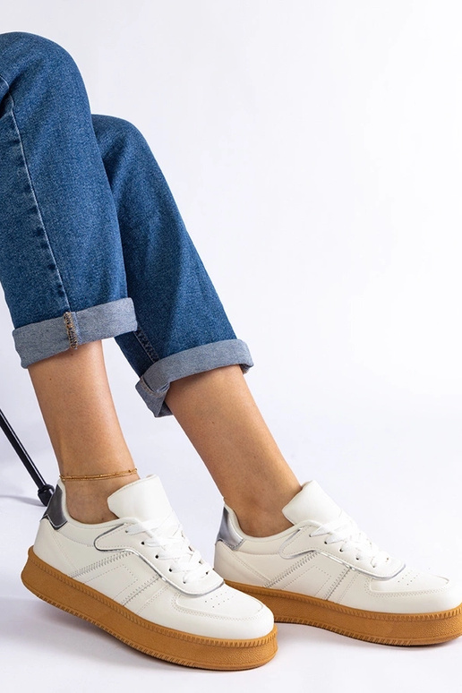 Baskets à lacets blanches sur la...