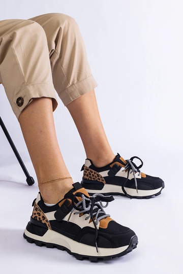 Baskets noires décorées...