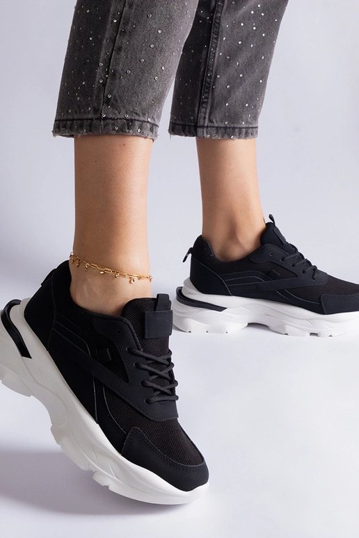 Baskets noires à semelle plus épaisse...