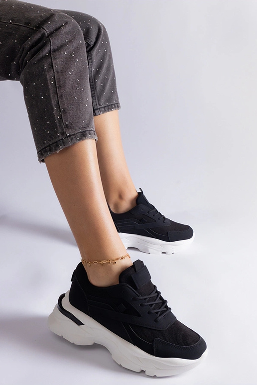 Baskets noires à semelle plus épaisse...