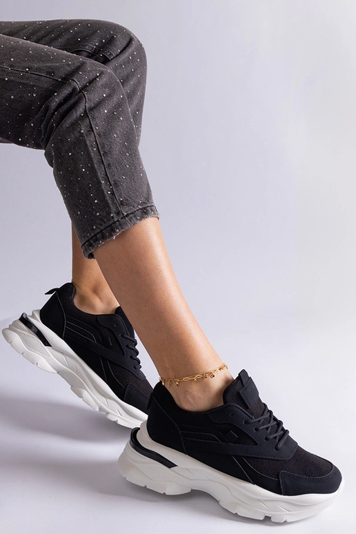 Baskets noires à semelle plus épaisse...