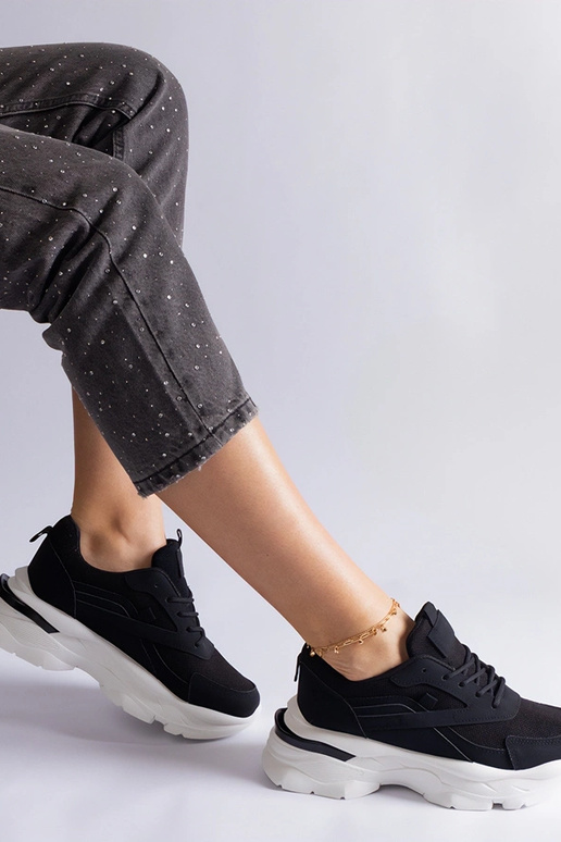 Baskets noires à semelle plus épaisse...