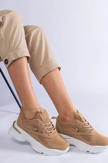 Baskets marron avec une...