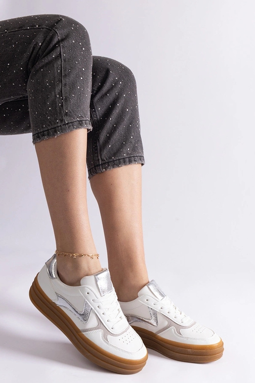 Baskets blanches et argentées avec...