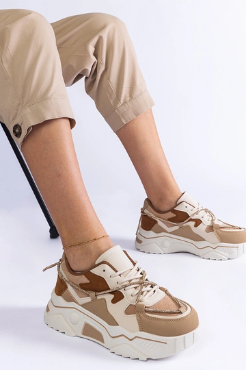 Baskets marron décorées...