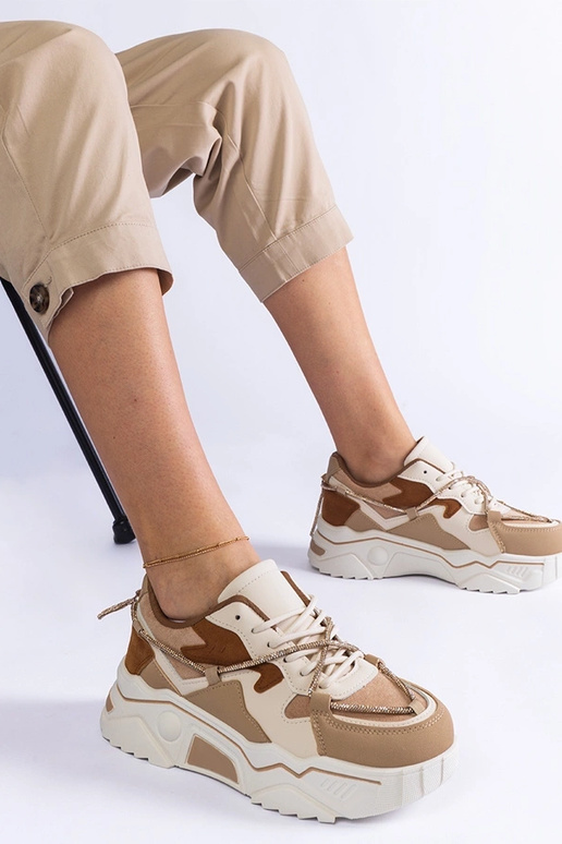 Baskets marron décorées d'un cordon...