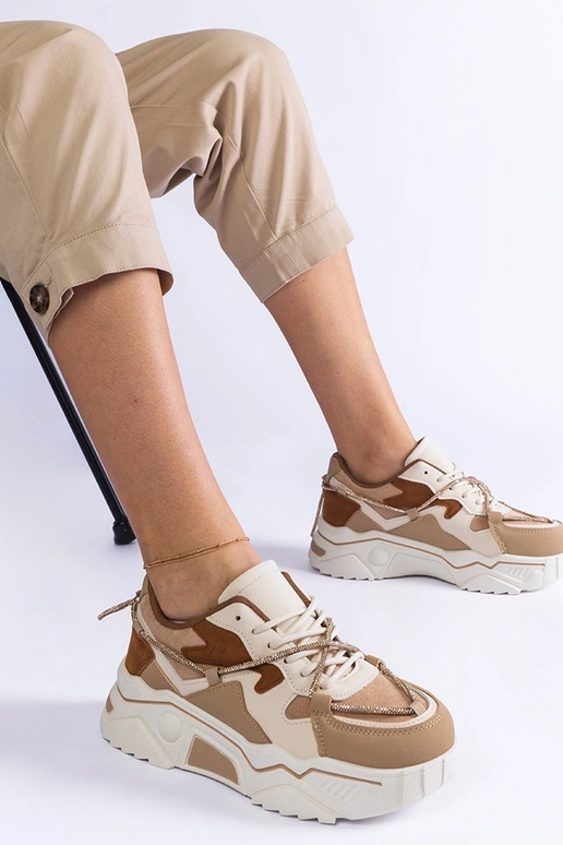 Baskets marron décorées d'un cordon...