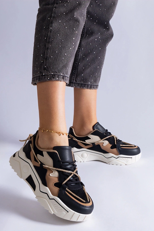 Baskets noires ornées d'un cordon en...