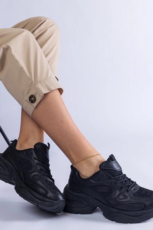 Baskets noires avec une semelle...