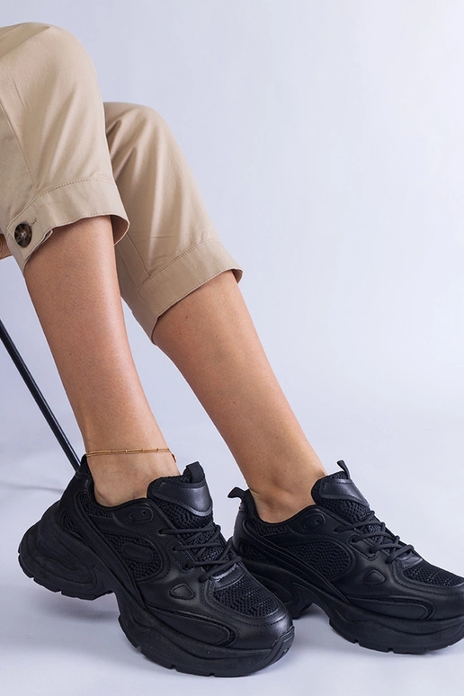 Baskets noires avec une semelle...