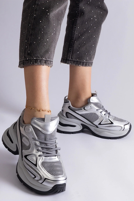 Baskets argentées avec une semelle...