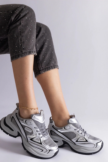 Baskets argentées avec une... 2