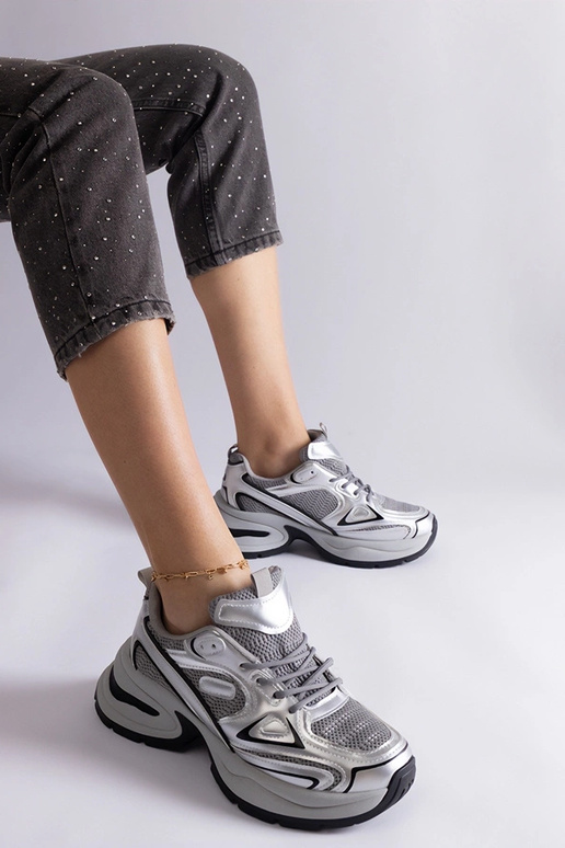 Baskets argentées avec une semelle...