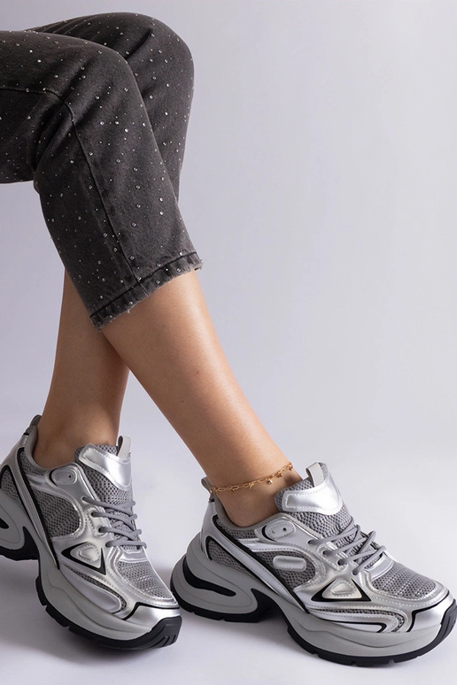 Baskets argentées avec une semelle...