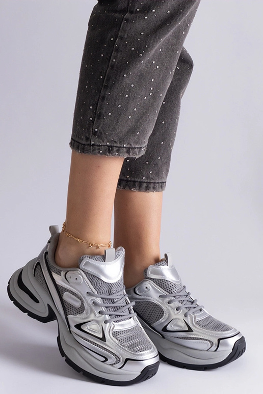 Baskets argentées avec une semelle...