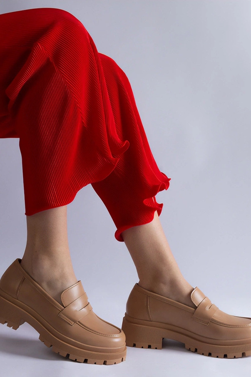 Mocassins beige foncé en cuir... Mocassins beige foncé en cuir...