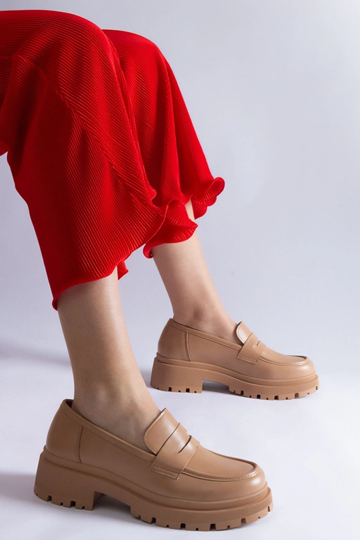 Mocassins beige foncé en cuir... Mocassins beige foncé en cuir...