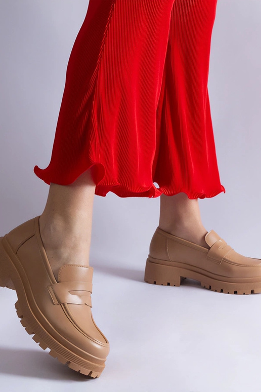 Mocassins beige foncé en cuir... Mocassins beige foncé en cuir...