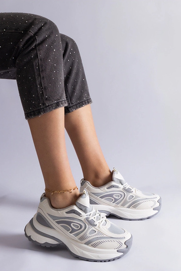 Baskets de sport grises...