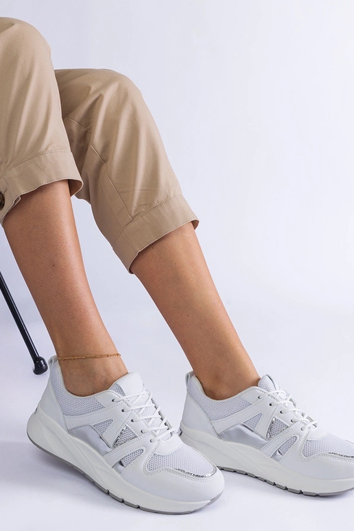 Baskets blanches à semelle épaisse...