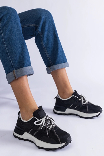 Baskets de sport noires...