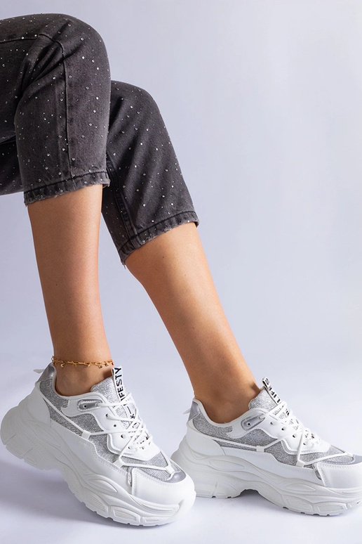 Baskets blanches avec empiècements...