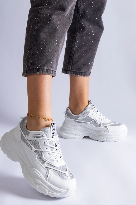 Baskets blanches avec empiècements...