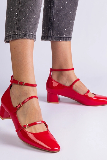 Escarpins rouges vernis... 2