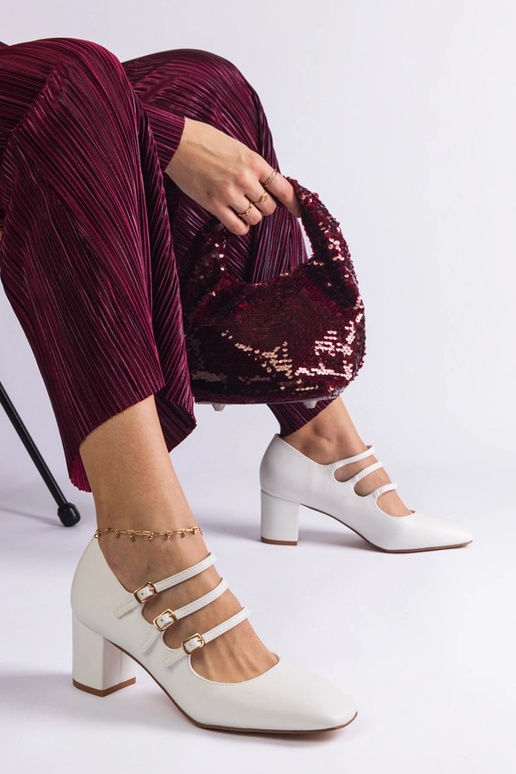 Escarpins blancs à talon bloc et... Escarpins blancs à talon bloc et...