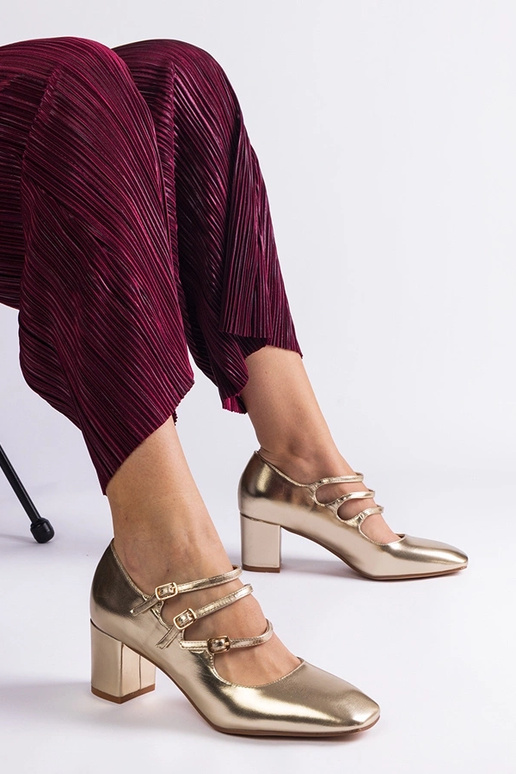 Escarpins dorés à talon bloc et... Escarpins dorés à talon bloc et...