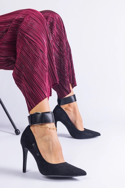 Escarpins noirs à talons hauts en... Escarpins noirs à talons hauts en...